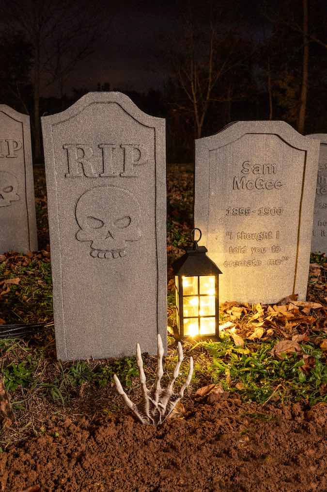 DIY Exterior Halloween Decorations in your Yard or Yard • The Yard Glove